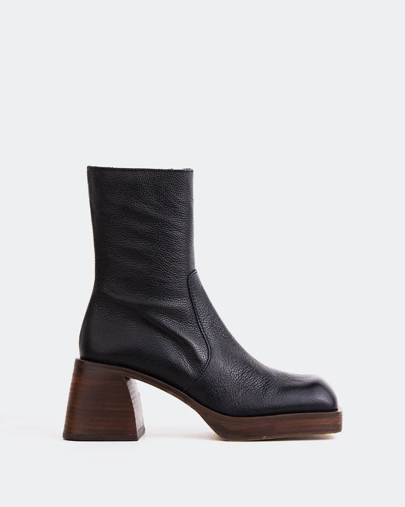 Camoens Black Leather
